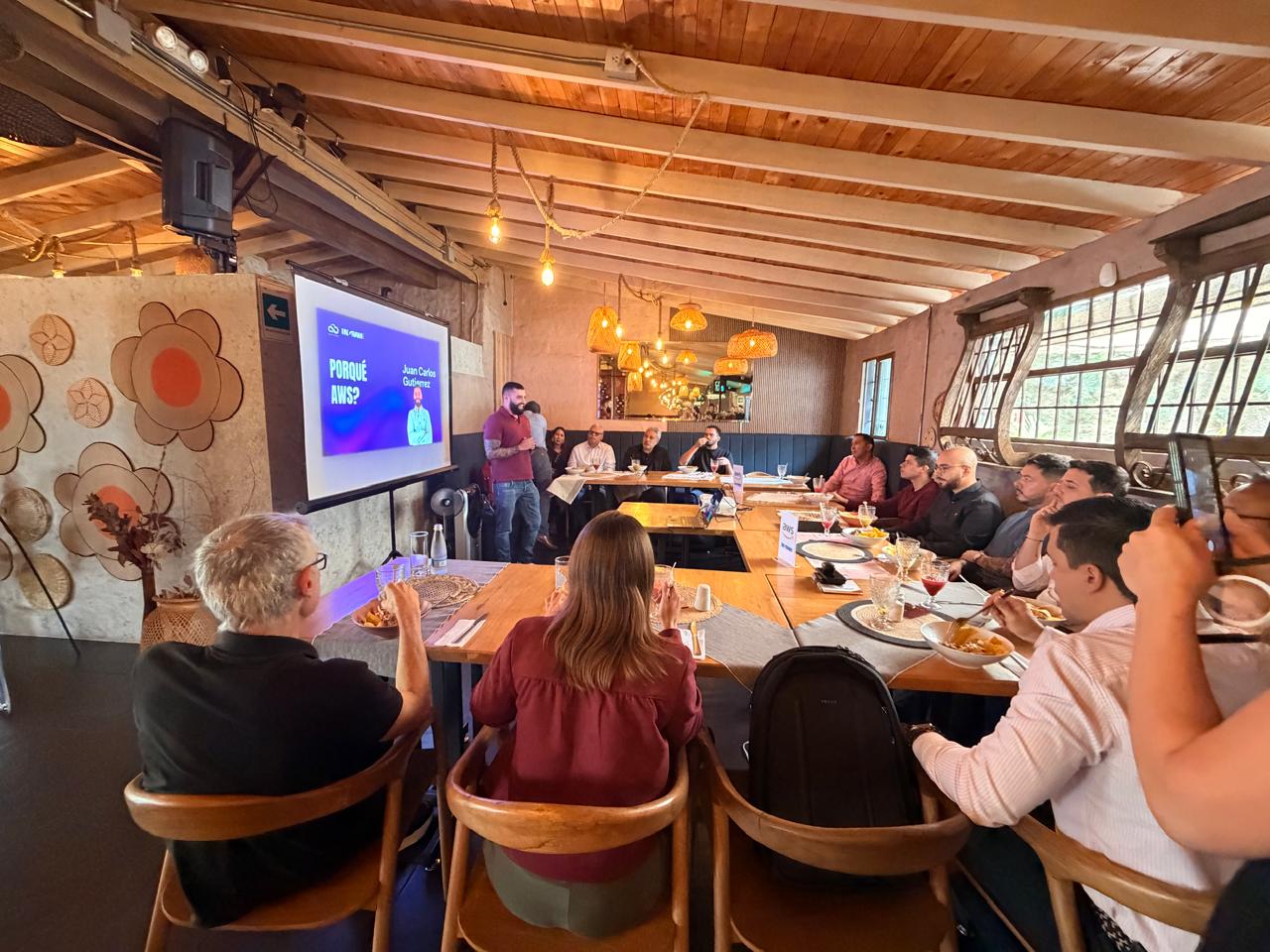 Tech Talks Business Medellín Liderando la evolución de la Nube a la GenAI con Morris Opazo